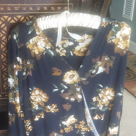 Beautiful floral top!!! - Picture 1 of 4